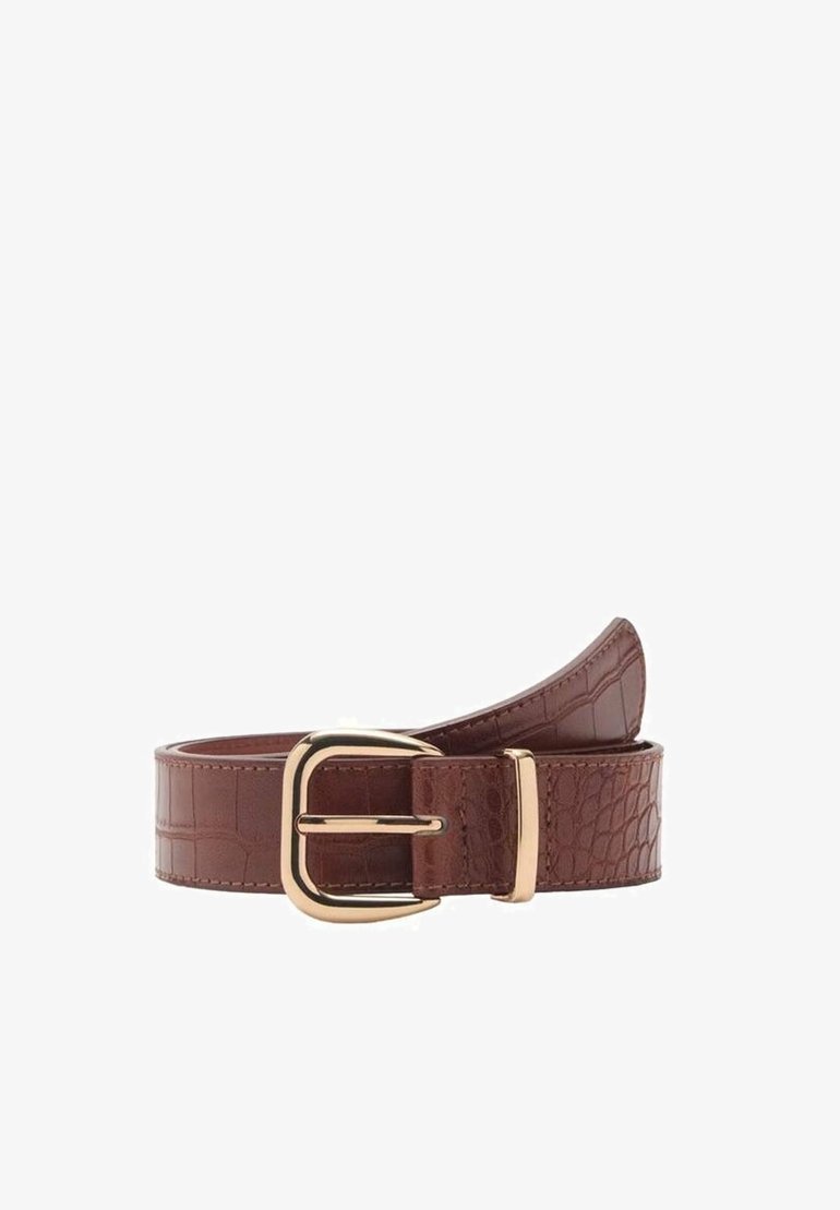 Ceinture en cuir marron à motif crocodile avec boucle rectangulaire en métal doré, partiellement enroulée sur fond blanc.