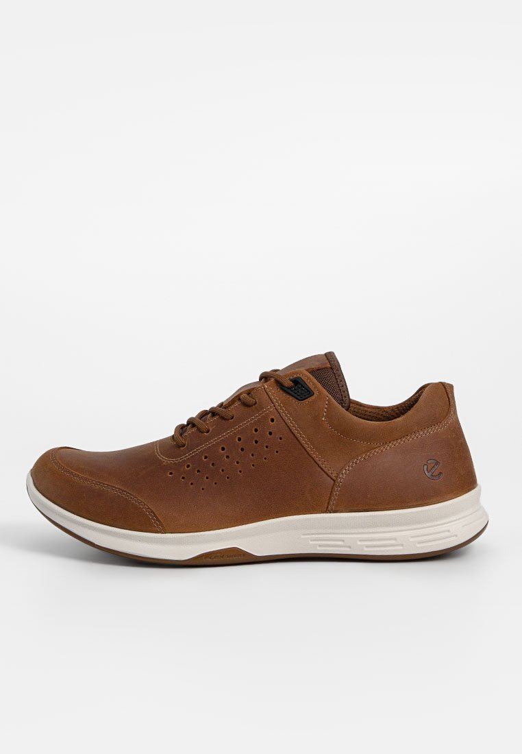 Braune Leder-Sneaker im Low-Top-Design mit perforierten Seitenpaneelen, Schnürverschluss und weißer gepolsterter Sohle.