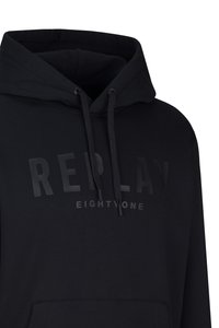 Zwarte hoodie met trekkoord, voorzien van verhoogde zwarte tekst "REPLAY" en kleinere tekst "EIGHTY ONE" op de borst, en een grote buidelzak aan de voorkant.