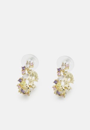 Boucles d'oreilles en ton or ornées de plusieurs petites pierres précieuses violettes, roses, jaunes et transparentes de formes variées, maintenues par des fermoirs transparents.