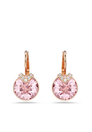 Paar roségouden oorbellen met grote ronde roze edelstenen, elk afgewerkt met een V-vormige rij kleine heldere kristallen aan de bovenkant.