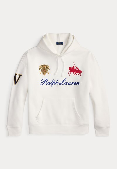 Biała bluza z kapturem z niebieskim napisem "Ralph Lauren", czerwonym logo zawodnika polo, haftowanym złotym herbem oraz czarno-złotą literą "V" na lewym rękawie.