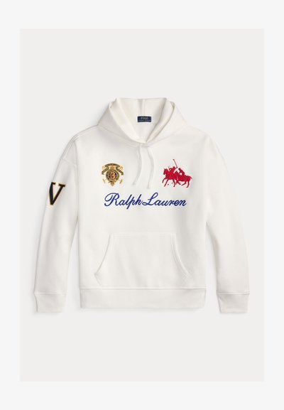 Biała bluza z kapturem z niebieskim napisem "Ralph Lauren", czerwonym logo zawodnika polo, haftowanym złotym herbem oraz czarno-złotą literą "V" na lewym rękawie.