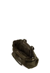 Borsa a spalla verde oliva con doppio manico, materiale in stoffa, due scomparti con zip e dettagli del logo. L'interno è foderato e spazioso.