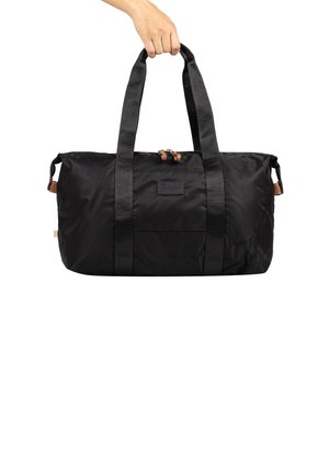 Borsa da viaggio in nylon nera con doppi spallacci in tessuto, tasca frontale e chiusura con zip. Presenta accenti in pelle marrone e cuciture decorative.