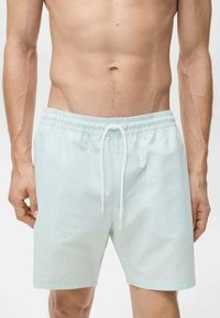 Ljusblå och vita randiga badshorts med dragsko och elastisk midja, tillverkade av ett lätt och mjukt tyg.