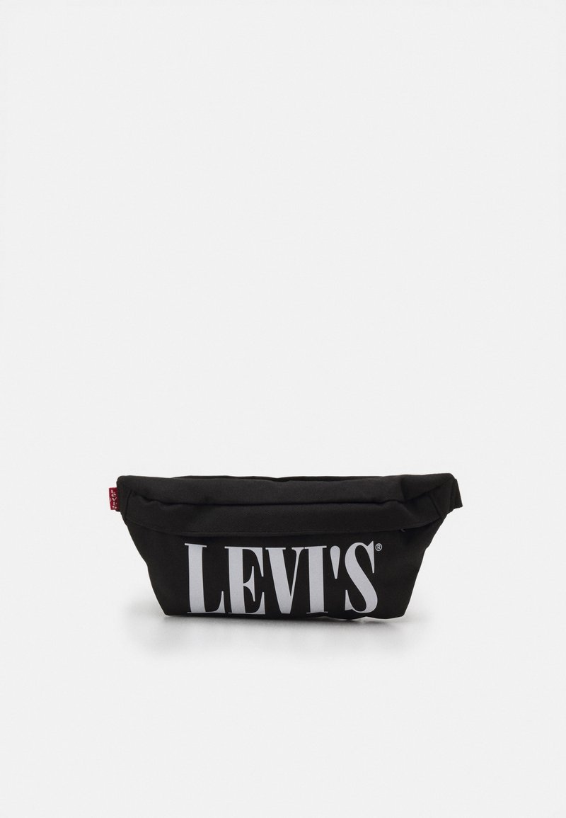Schwarze Hüfttasche aus Stoff mit großem weißen "LEVI'S"-Logo auf der Vorderseite und einem roten Markenschild an der Seite, vor einem einfarbigen Hintergrund gezeigt.