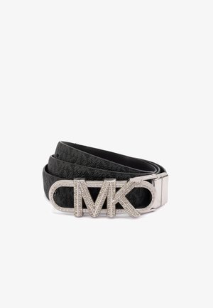 Ceinture noire texturée enroulée avec une boucle argentée ornée des initiales brillantes MK et des bords arrondis décoratifs, sur fond blanc.