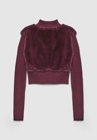 Maglione corto bordeaux con texture a costine, dotato di colletto alto, maniche lunghe aderenti e un pannello in pelliccia morbida sulle spalle.