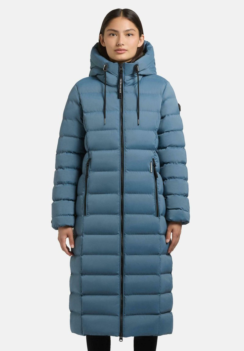 Blå pufferjakke med en lang design, der har hætte, lodret quilting, sidelommer med lynlås og justerbare snore.