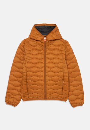 Vadderad orange jacka med huva, med dragkedja fram, elastiska ärmslut och ett vågmönster på tyget.