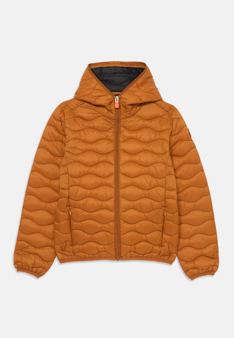 Chaqueta naranja acolchada con capucha, que presenta un cierre frontal, puños elásticos y un patrón de ondas en la tela.