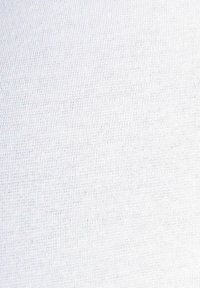 Weißer Baumwollstoff mit einer glatten Textur, der ein feines, einheitliches Rippmuster über die gesamte Oberfläche aufweist. Weiches und leichtes Material.