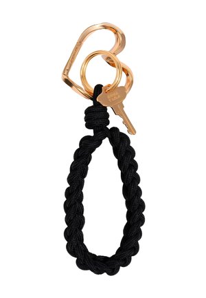 Porta llaves de trenzas negras con un mosquetón de metal dorado en forma de corazón y llave adjunta. Presenta una textura suave y un diseño duradero.