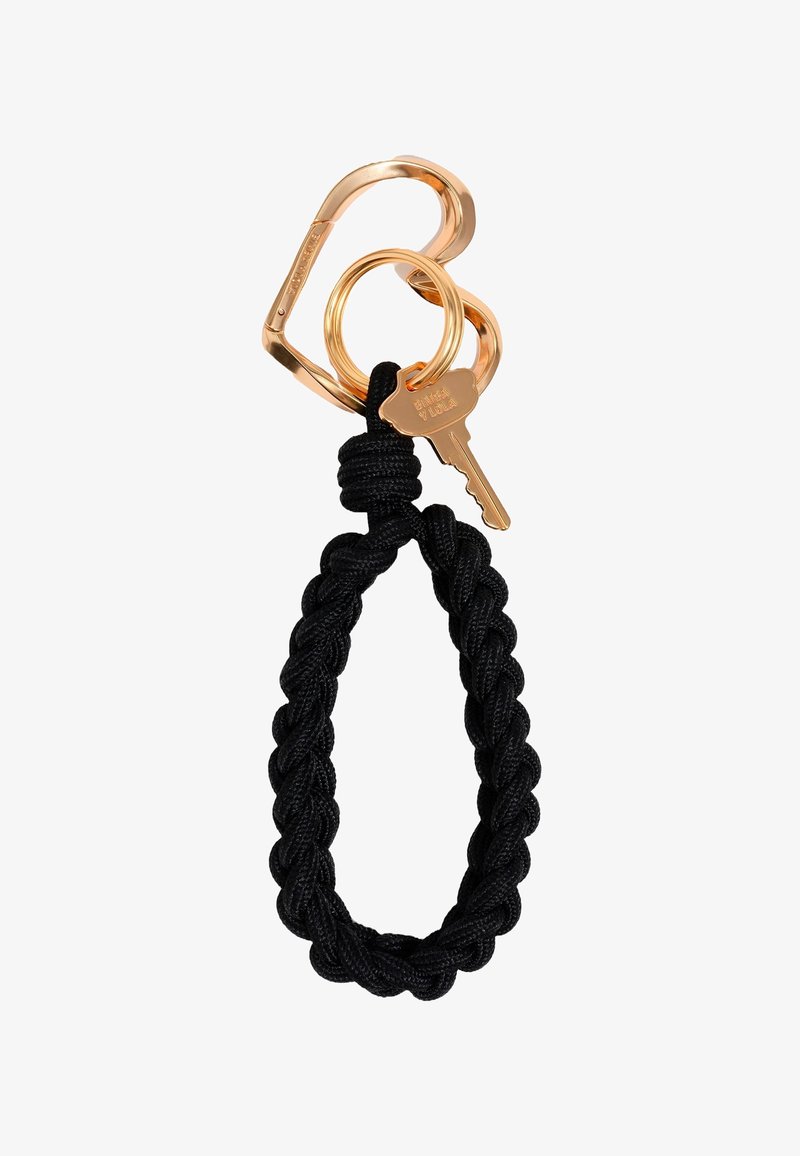 Must musträni võtmehoidja, millel on südamekujuline kuldne metallkarabiin ja külge kinnitatud võti. Omab sujuvat tekstuuri ja vastupidavat disaini.