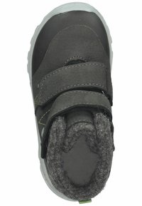 Zapato de cuero negro con forro textil gris, dos correas de Velcro ajustables y una suela de goma texturizada. Presenta costuras de acento verdes.