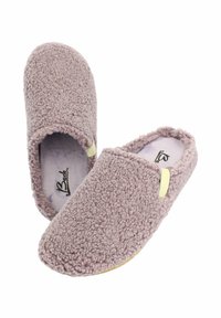 Flauschige beige Hausschuhe mit einer strukturierten Außenfläche, offener Rückseite und hellgelben Akzenten. Weiche Innenauskleidung und flexibles Sohlendesign.