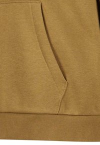 Felpa in cotone marrone con tasca a marsupio e orlo a coste. La texture è morbida e liscia con un colore uniforme in tutto il capo.