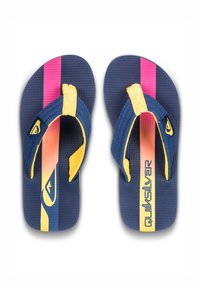 Námornícky modré žabky so žltými popruhmi. Textúrované podrážky majú gradientový dizajn s ružovými a žltými pruhmi. Logo Quiksilver na popruhu.