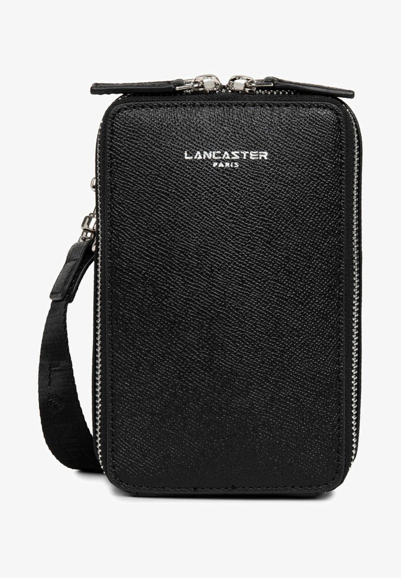 Sac en cuir noir texturé à bandoulière avec une fermeture éclair en argent, équipé d'une poignée supérieure, d'une bandoulière amovible et d'un logo embossé.