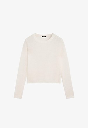 Biały, długi sweter z dzianiny z okrągłym dekoltem i lekko skróconym dołem, zaprezentowany na płaskiej powierzchni na białym tle.