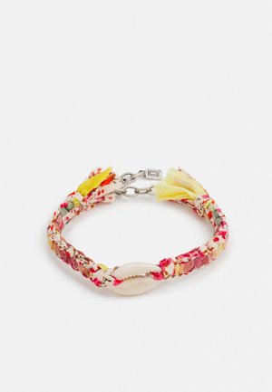 Gevlochten stoffen armband met bloemenpatronen, gele stoffen kwastjes, een centrale witte schelp en een zilveren sluiting.