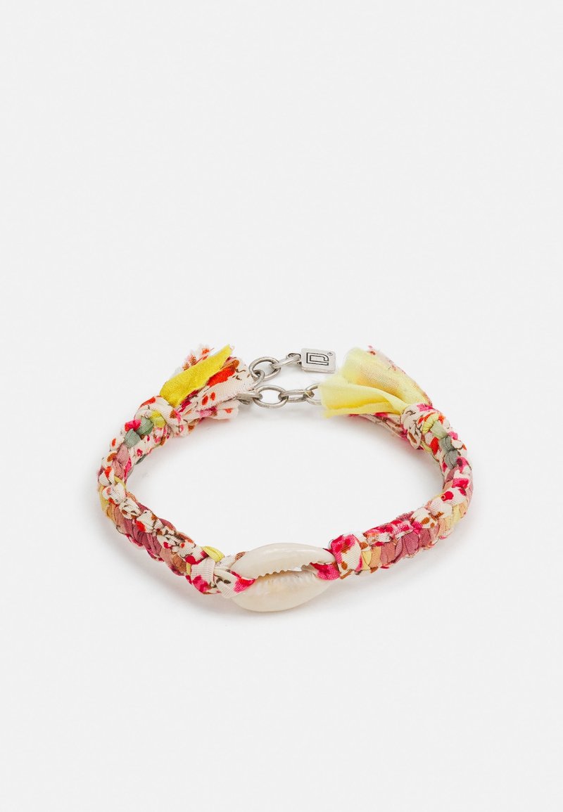 Bracelet en tissu tressé avec motifs floraux, pompons en tissu jaunes, une coquille blanche centrale et une fermeture argentée.