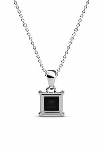 Collana in argento con pendente quadrato in pietra nera con finitura lucida e angoli arrotondati, che mette in evidenza linee geometriche nette.