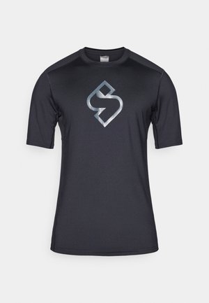 Cămașă sport cu mânecă scurtă, de culoare neagră, cu un logo reflexiv gri. Are o textură netedă și un design modern, cu decolteu rotund.