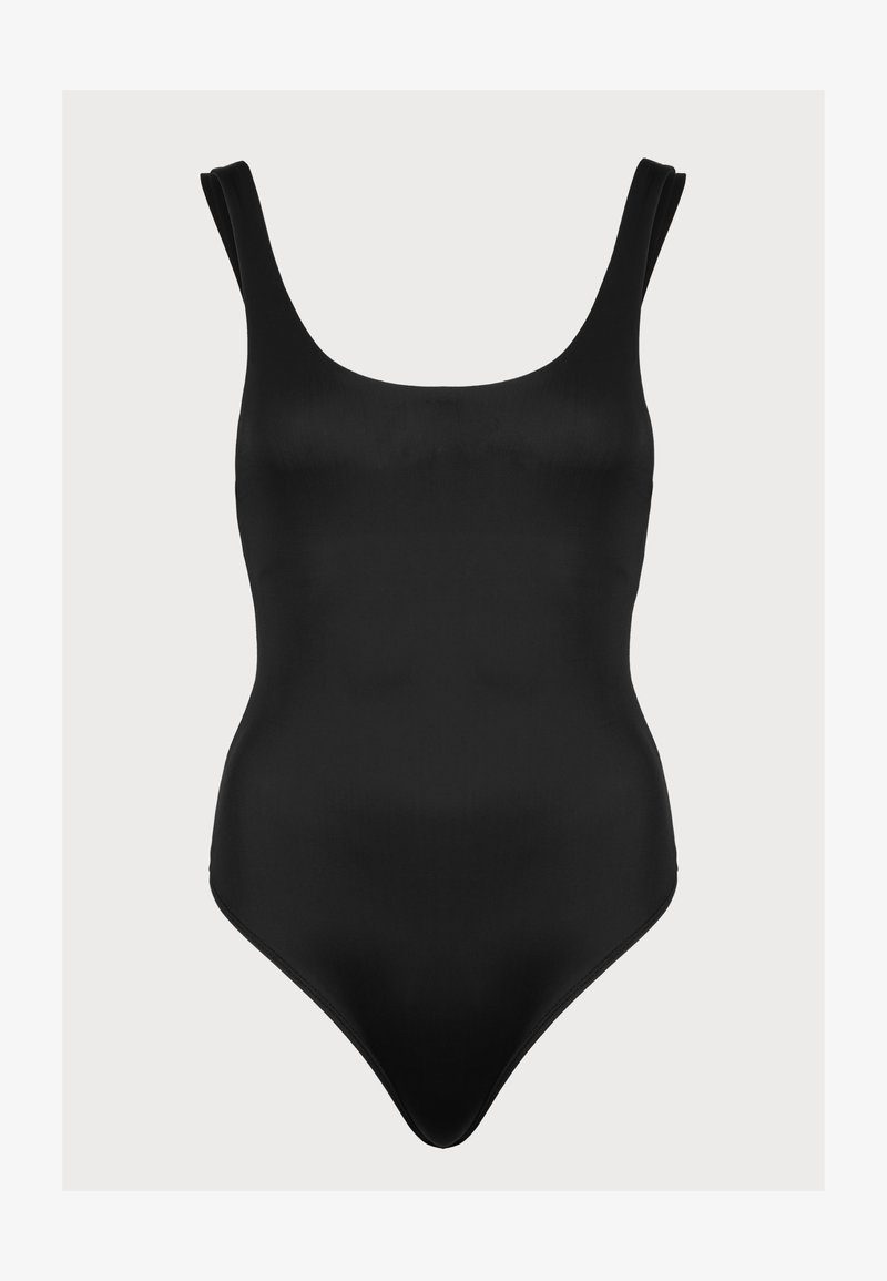 Maillot de bain une pièce noir avec une texture lisse et mate ; il est doté de bretelles larges, d'un décolleté en scoop et d'une coupe de jambe haute.