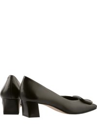 Scarpe con tacco a blocco in pelle nera, con punta arrotondata, caratterizzate da una superficie liscia e un accento decorativo a fiocco sulla tomaia.