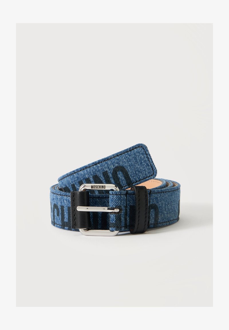 Ceinture en jean bleu roulée avec texte noir, boucle argentée et passant en cuir noir sur fond uni.