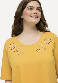 Ulla Popken HANDKERCHIEF HEM - Bluse - sand