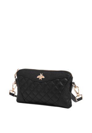 Schwarze gesteppte Leder-Umhängetasche mit goldenem Bienenemblem, goldenem Reißverschluss und abnehmbaren Trageriemenverschlüssen auf weißem Hintergrund.