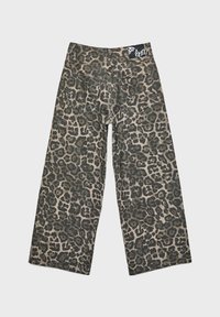 Jeans a gamba larga con stampa leopardata in tonalità beige e verde scuro. Presentano cinque tasche e un'etichetta con logo sulla vita. Realizzati in materiale denim.