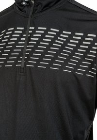 Sort pullover med kvart lynlås, med horisontale reflekterende striber over brystet. Fremstillet af et glat, strækbart stof.