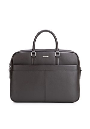 Zwarte leren aktetas met twee handvatten, een voorvak zonder rits en zilverkleurig beslag op een witte achtergrond.