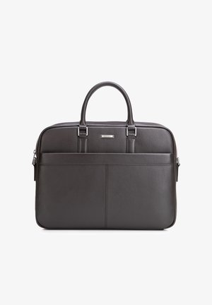 Valigetta in pelle nera con due manici, una tasca frontale a fessura e dettagli in metallo color argento su sfondo bianco.