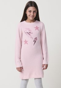 Abito maglione rosa con tessuto testurizzato, caratterizzato da fulmini e stelle in paillettes di un rosa scuro e viola. Maniche lunghe e orlo a coste.