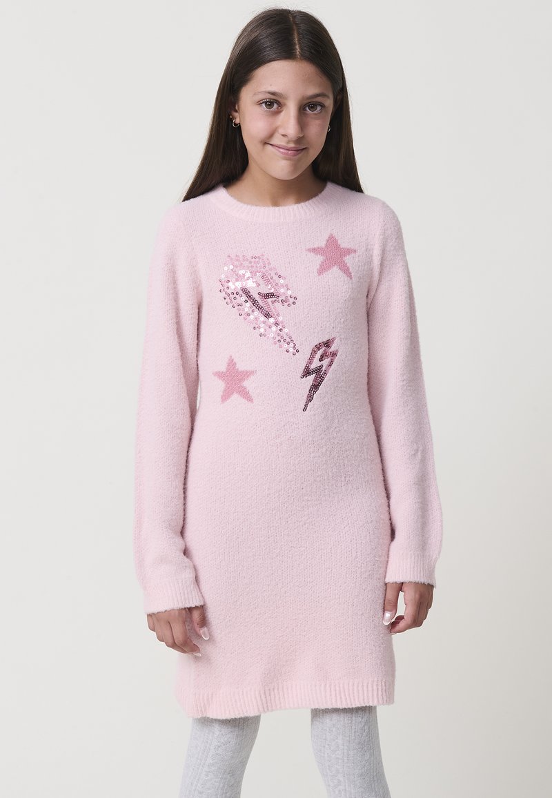Abito maglione rosa con tessuto testurizzato, caratterizzato da fulmini e stelle in paillettes di un rosa scuro e viola. Maniche lunghe e orlo a coste.