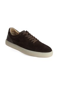 Baskets en daim marron à bout rond, avec des lacets marron et une semelle en caoutchouc de couleur claire. Présente des accents en cuir au niveau du talon.