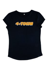 Černé bavlněné tričko s ohrnutými rukávy, na přední straně s výrazným oranžovým potiskem "4★TOWN". Klasický design s kulatým výstřihem, měkká textura.