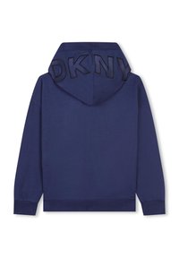 Sudadera azul marino con gran logo de DKNY en la parte posterior. Cuenta con mangas largas y puños acanalados en el dobladillo. Fabricada con un tejido suave.