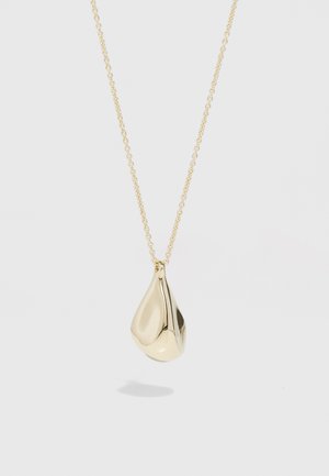 Collana con pendente in oro a forma di goccia, con una finitura liscia e lucida, sospesa su una delicata catena.