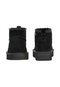 Czarne zamszowe botki sięgające kostki, z miękkim wyściółką wewnętrzną, okrągłym noskiem, krótką cholewką i płaską gumową podeszwą; posiadają tylną pętlę do zakładania i dekoracyjne przeszycia.