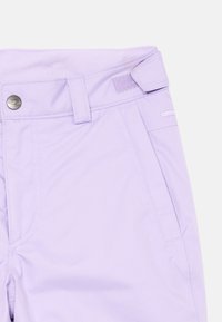 Světle fialové kalhoty s předním knoflíkem, poutky na opasek, boční kapsou a nastavitelným suchým zipem poblíž pasu.