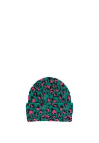 Dzianina czapka beanie w kolorze zielonym, z puszystą fakturą i dużymi różowymi i czarnymi plamami. Zasłonięcie dla ścisłego dopasowania.