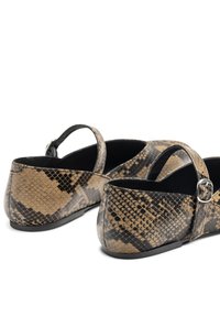 Yokono Ballerine con cinturino - beige