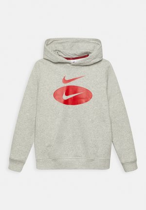 Sweat à capuche gris avec cordon de serrage, poche kangourou à l'avant, et grand logo Nike rouge sur la poitrine. Tissu doux avec une texture lisse.