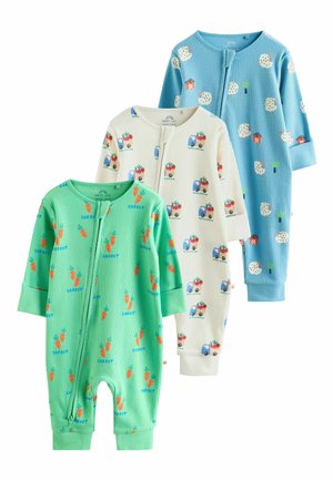 Tri rebrované detské overalové pyžamá v zelenej farbe s potlačou mrkvy, biele s motívmi farmárskeho nákladného auta a zeleniny a modré s potlačou oviec a stromov.